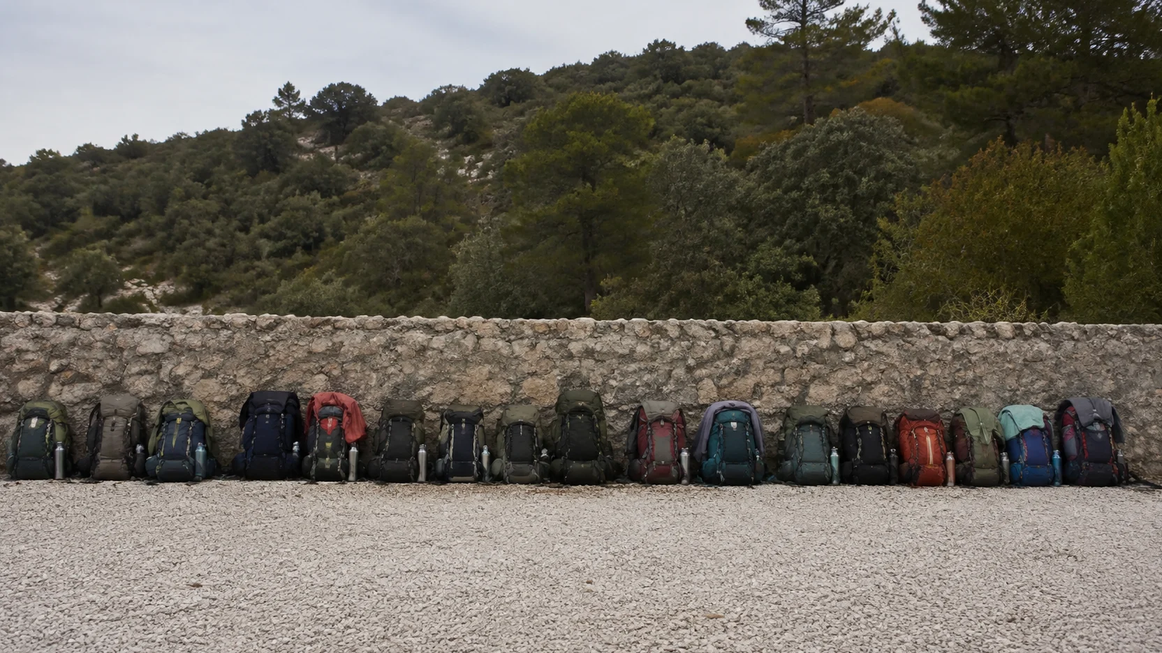 Actividades para grupos en Cuenca: mochilas alineadas contra un muro antes de salir