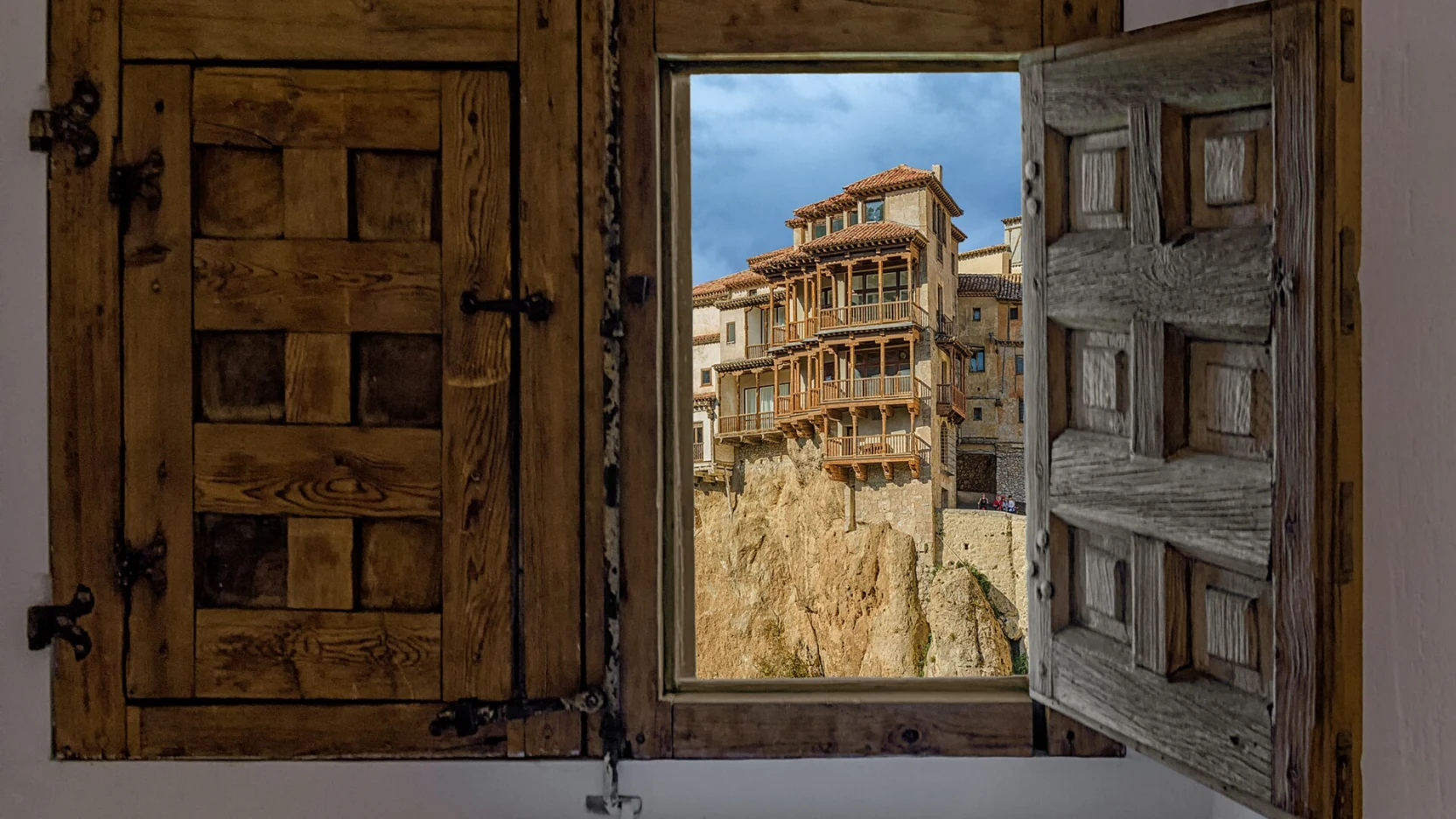 Mesa junto al ventanal con las Casas Colgadas enfrente
