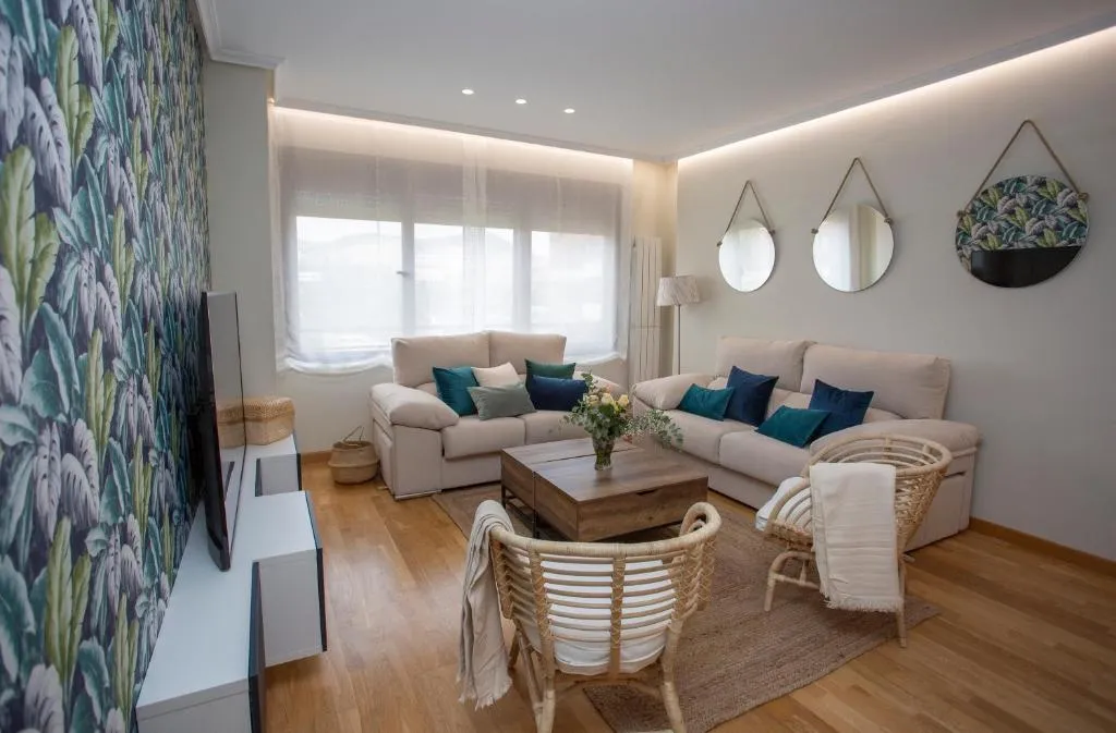 Salón luminoso de Cubell Home con mesa de comedor y cocina al fondo