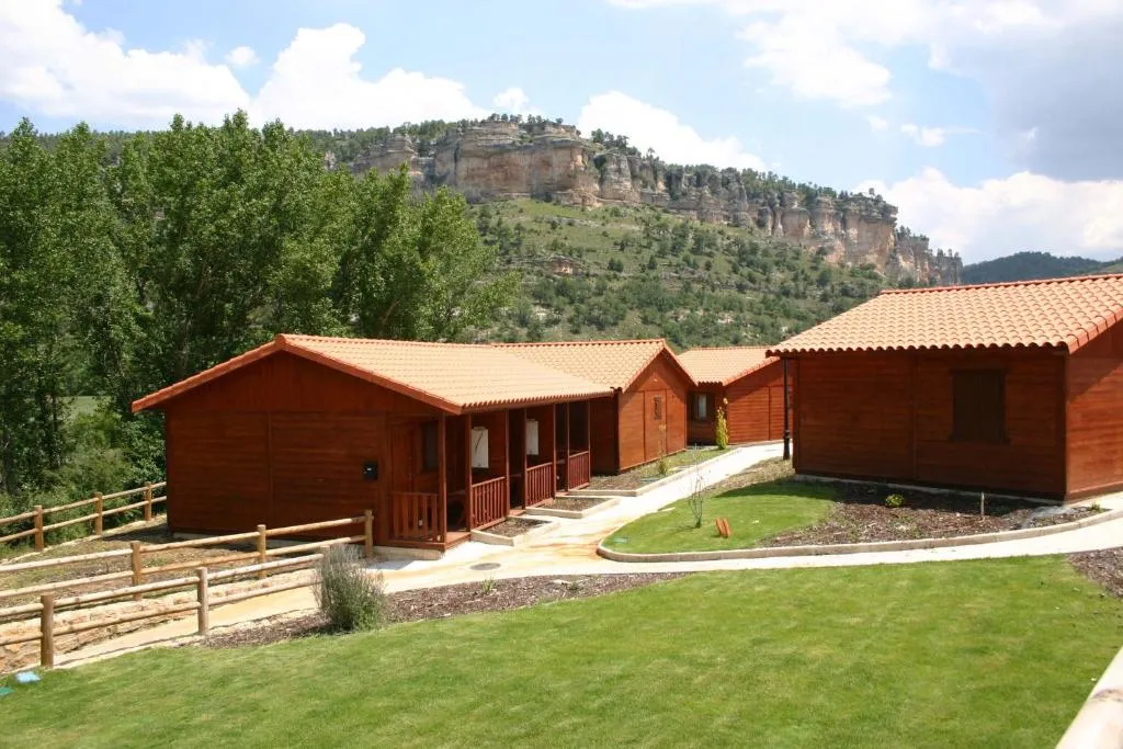 Cabaña de madera de Aire Turismo Rural en el paisaje de Uña