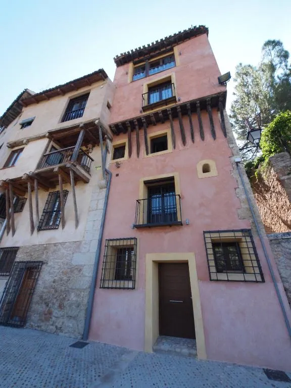 Fachada estrecha de Los Ojos de la Mora entre las casas de Cuenca