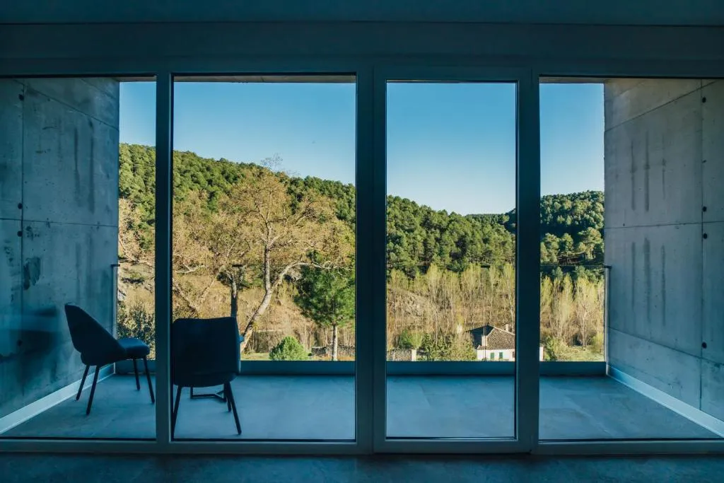 Ventanal de Pachán Dehesa Boyal con vistas al paisaje de Cuenca