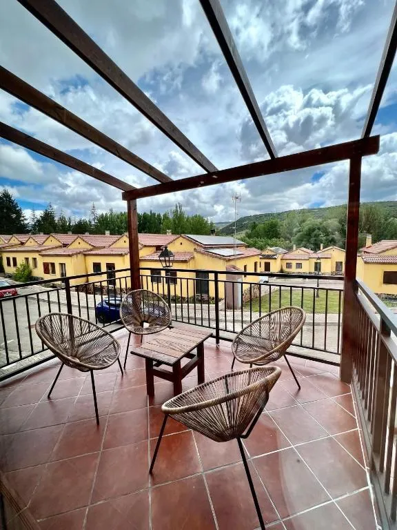 Terraza cubierta de Entre Piñas con vistas a las montañas de Tragacete