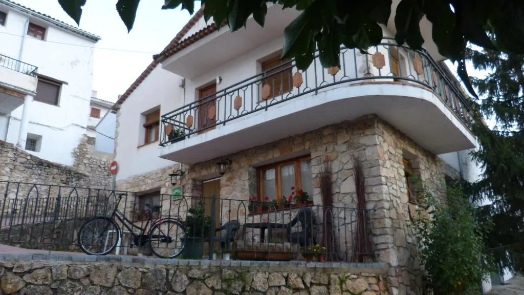 Fachada de piedra y balcón de Casa Rural Castellanos en Huélamo