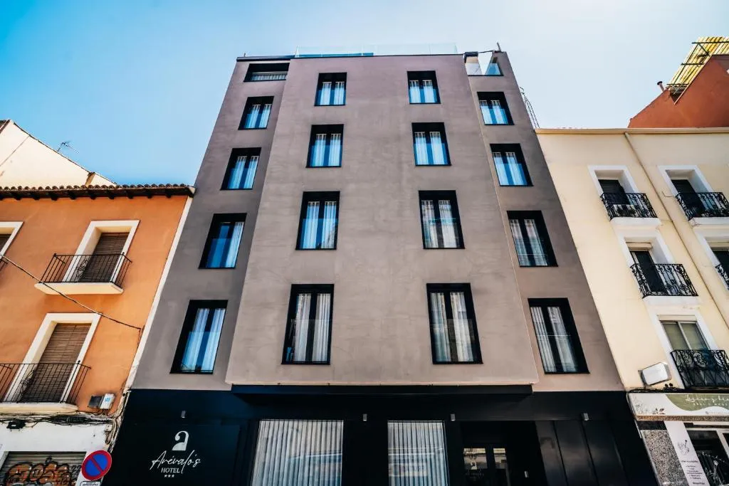 Fachada de Arévalos Hotel entre edificios de la ciudad baja