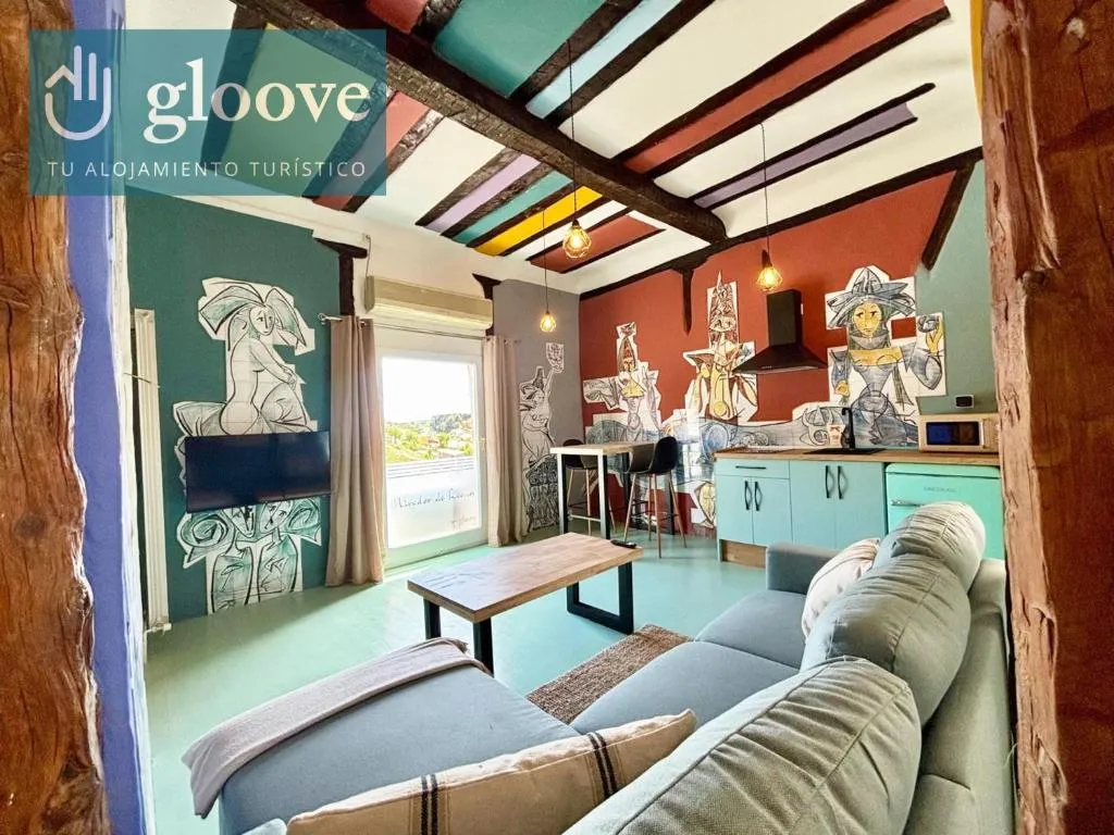 Salón de Casa Colgada Mirador de Leonor con decoración colorida y vigas vistas