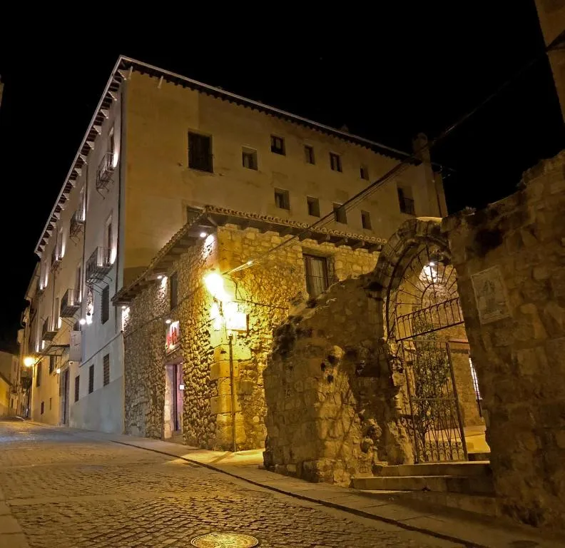 Fachada iluminada del Hotel Convento del Giraldo en una calle del casco antiguo
