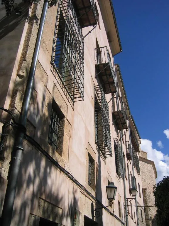 Fachada estrecha del Hotel Leonor de Aquitania entre las casas de la parte alta