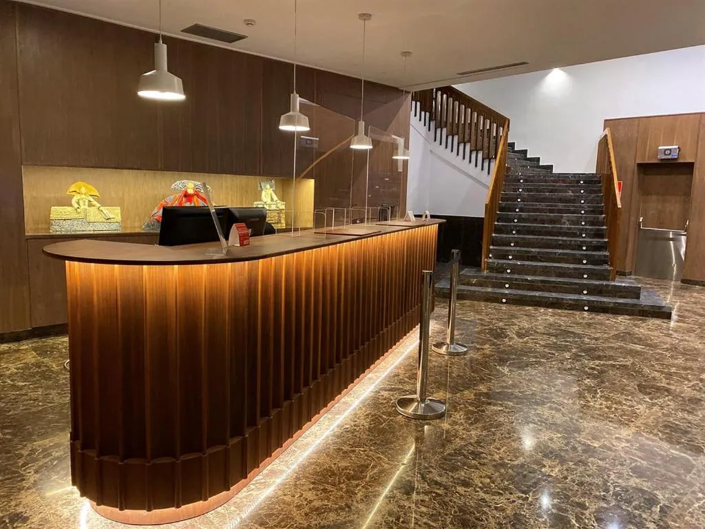 Recepción de madera y escalera interior del Hotel Torremangana