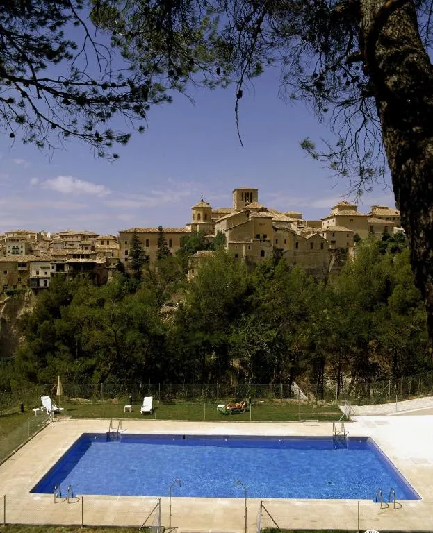 Parador de Cuenca: piscina y paisaje vistos desde una habitación del antiguo convento
