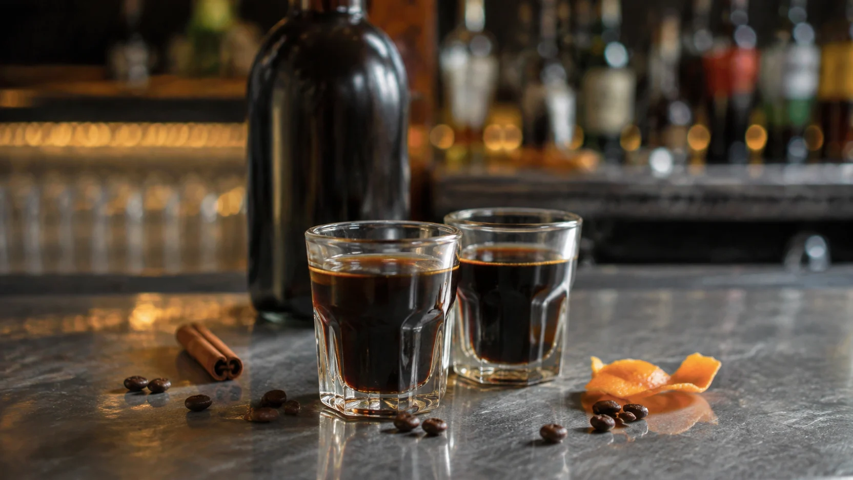 Resolí servido en vasitos pequeños junto a la botella y unos granos de café