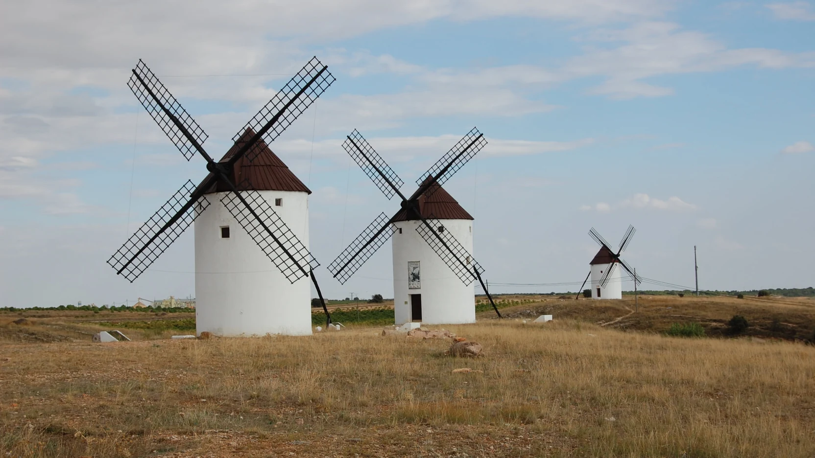 Qué ver en la provincia de Cuenca: los molinos de viento de Mota del Cuervo sobre la llanura manchega