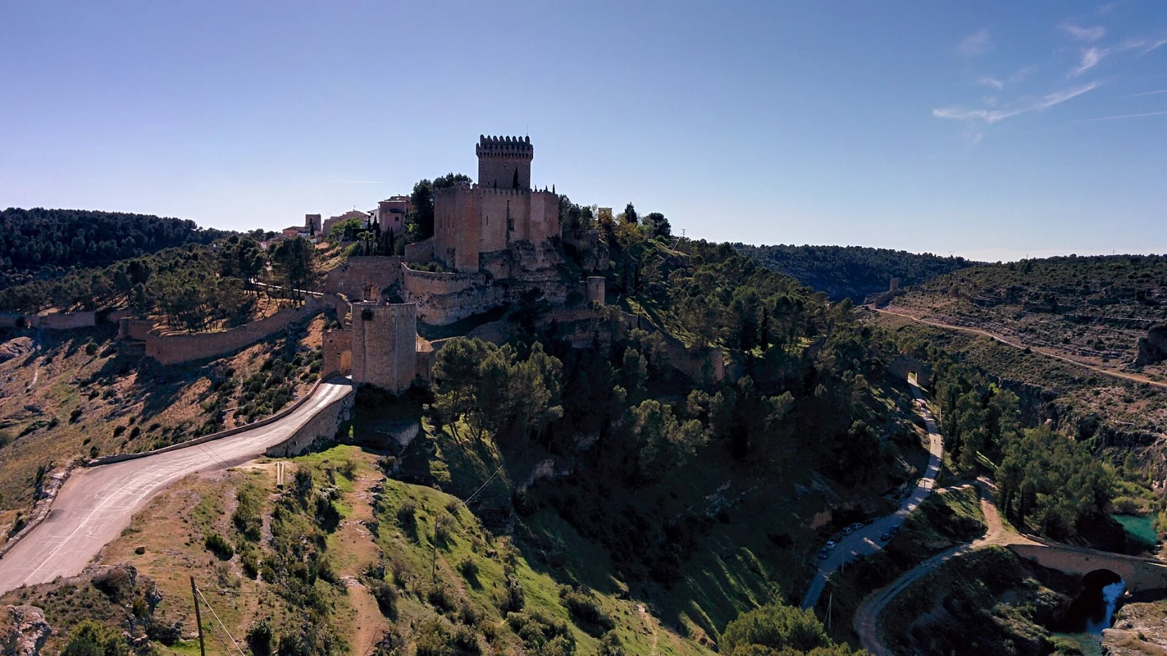 Castillo de Alarcón sobre el meandro del Júcar visto desde el camino de acceso