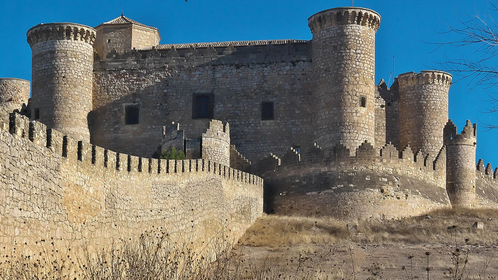 Castillo de Belmonte recortado sobre el cerro al final de la tarde