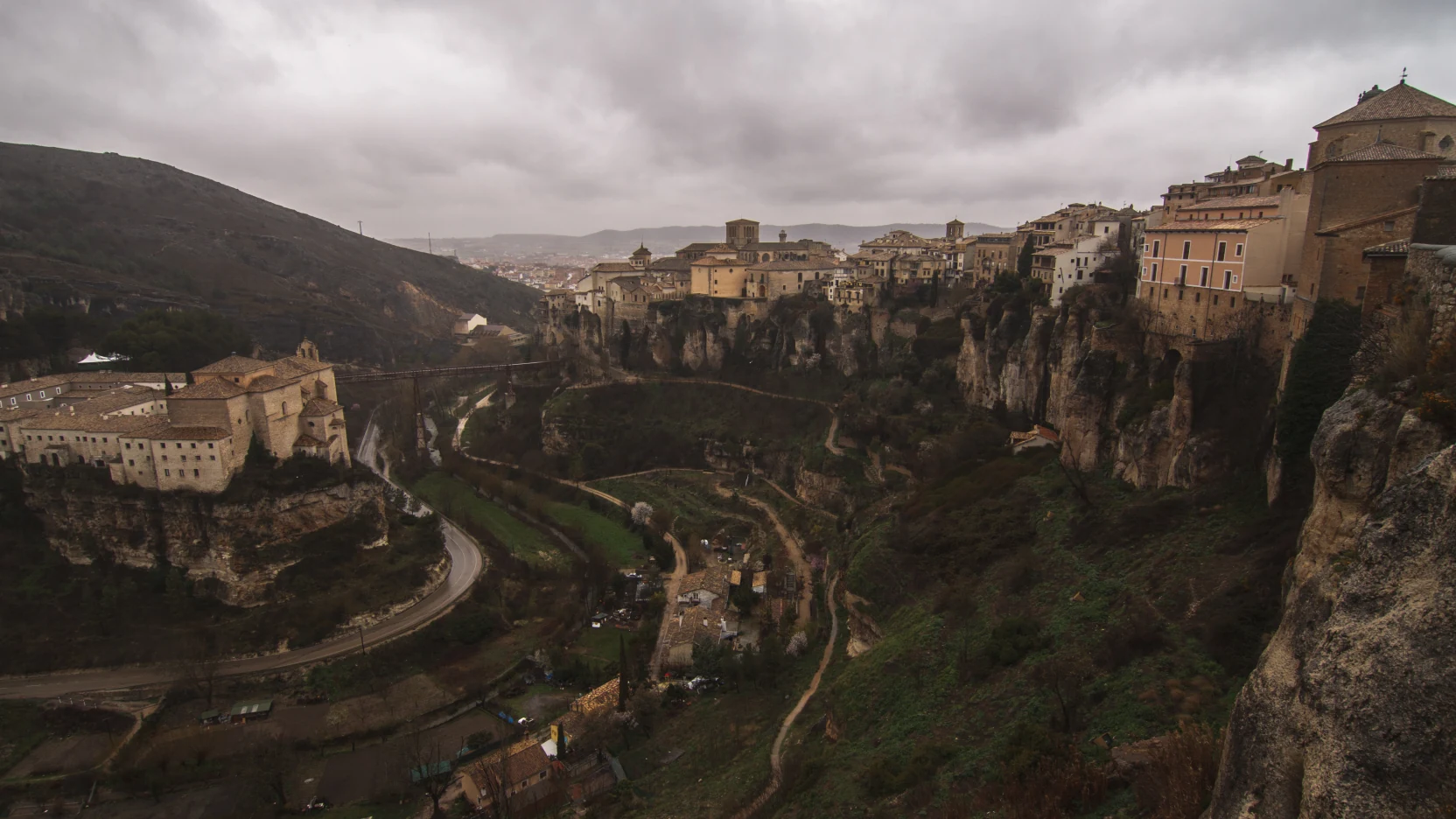Casas Colgadas de Cuenca vistas de frente desde el otro lado de la hoz