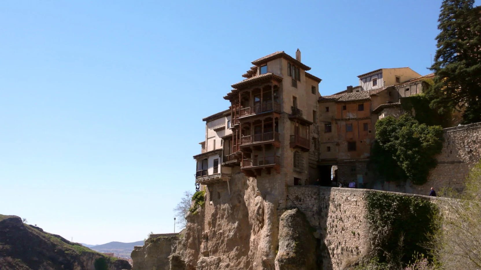 Casas Colgadas de Cuenca vistas de frente desde el otro lado de la hoz