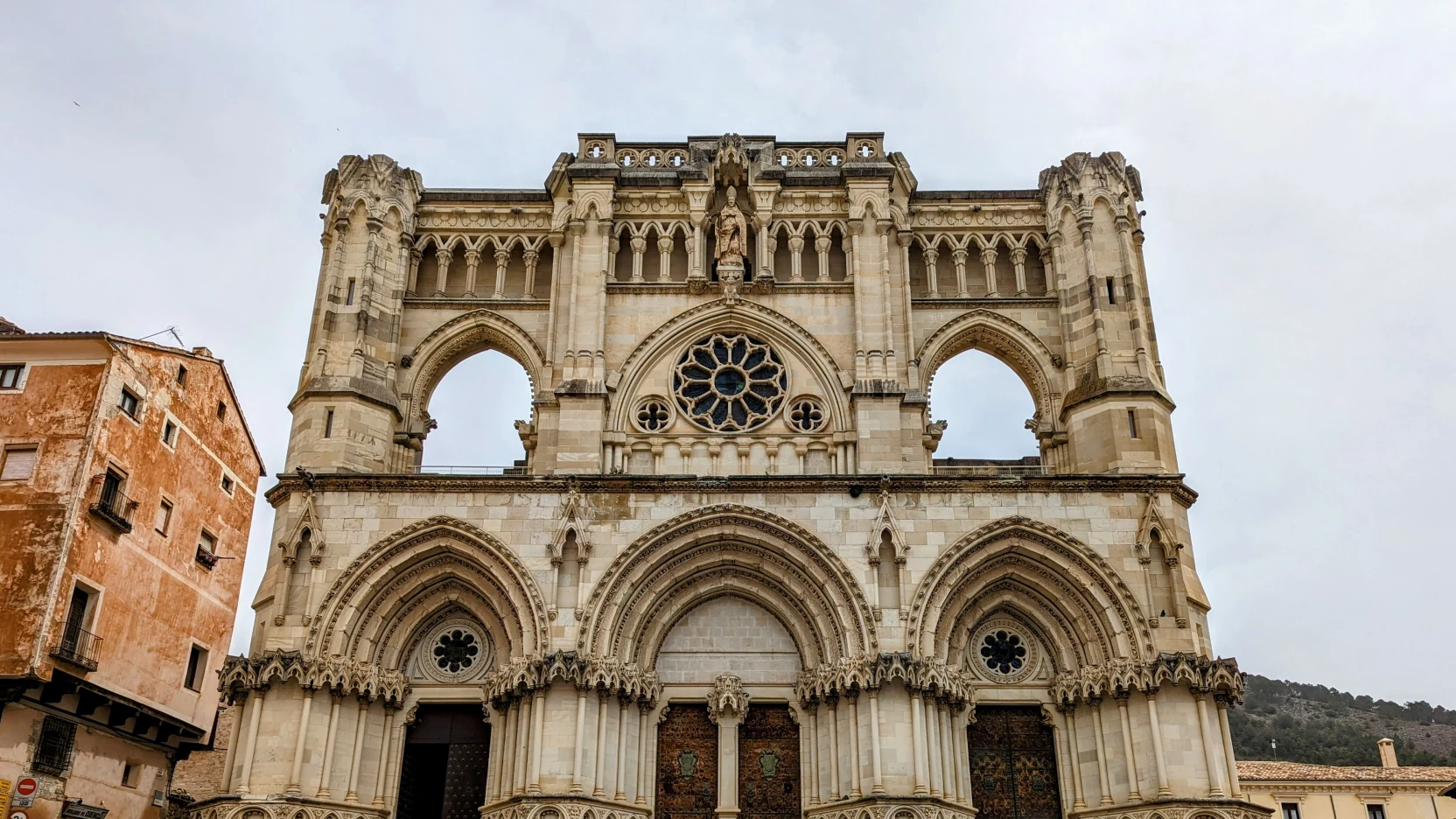 Catedral de Cuenca: fachada principal vista desde la plaza a media mañana