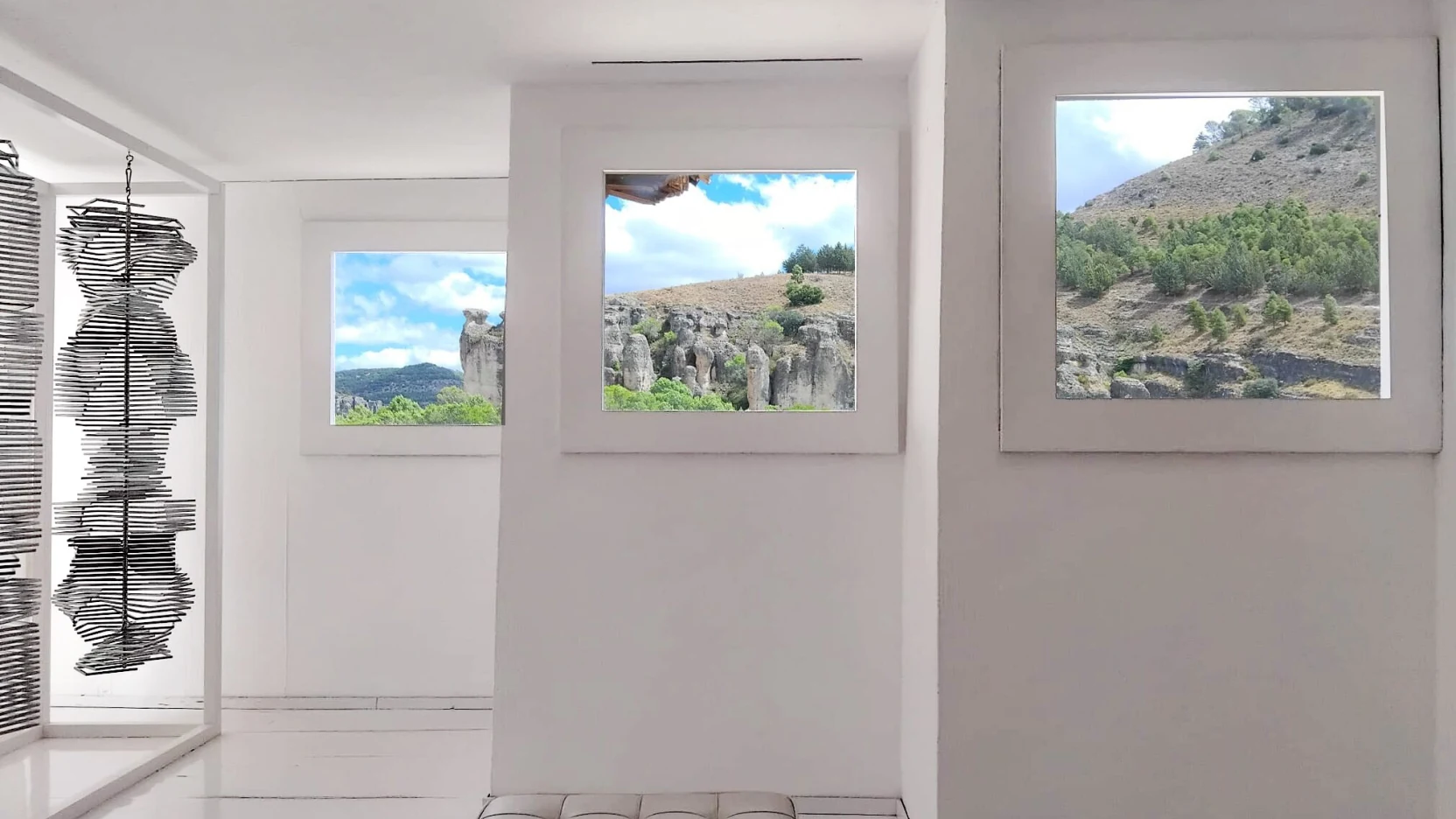 Museo de Arte Abstracto de Cuenca: sala con el ventanal asomado al vacío de la hoz