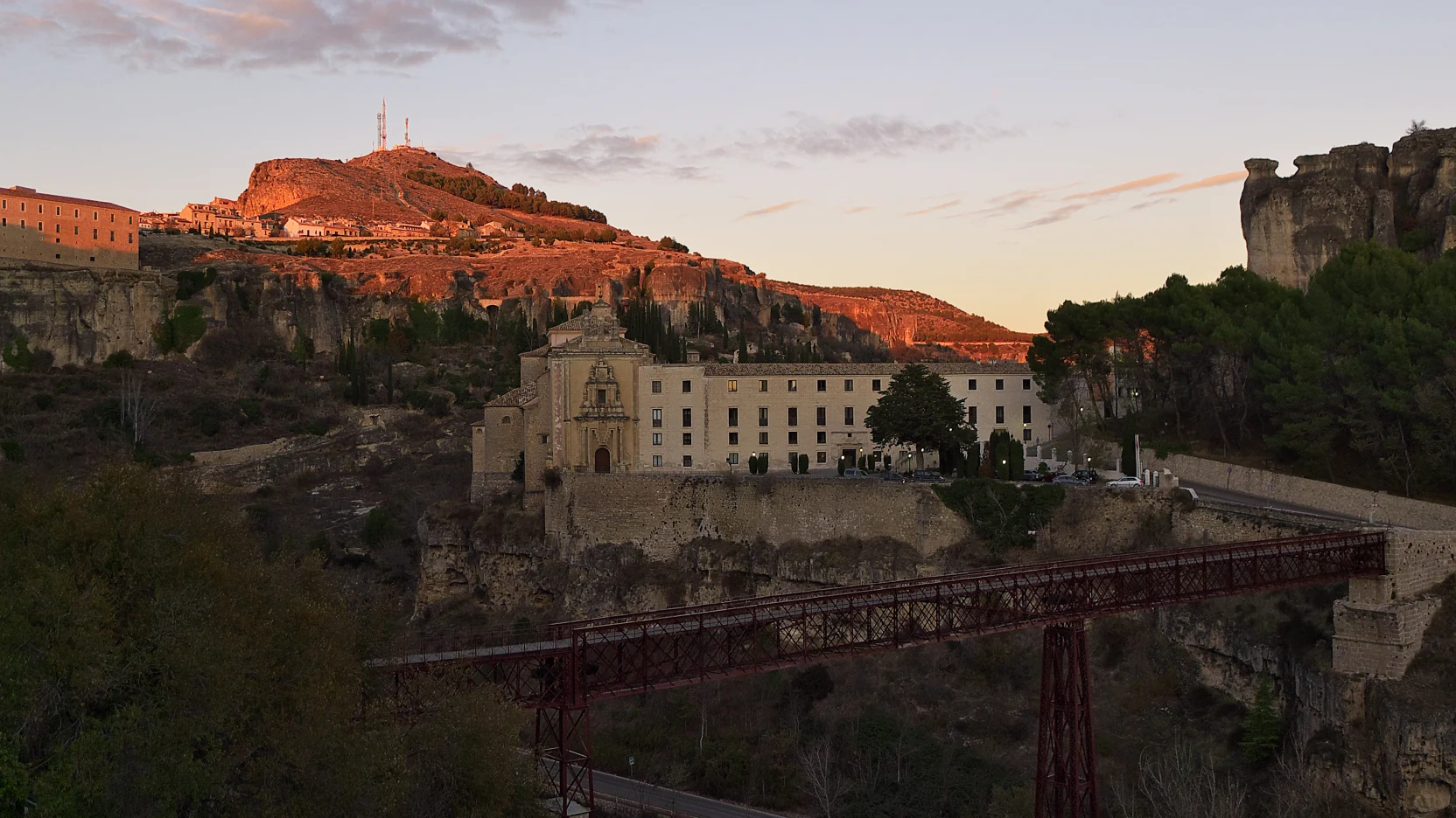 Puente de San Pablo de Cuenca: tablero de madera y estructura de hierro sobre el barranco