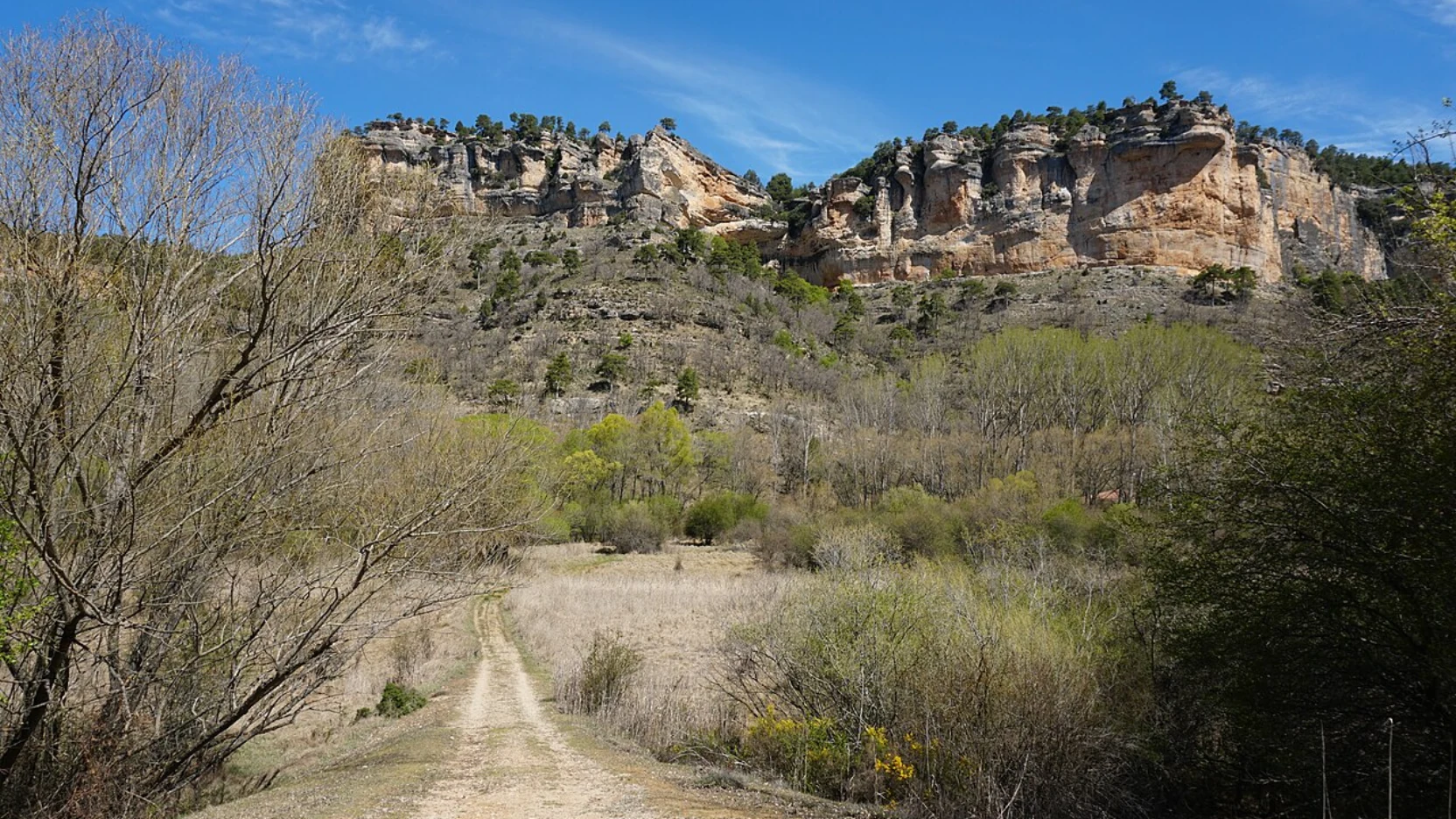 Sendero con escalones de piedra asomado al cañón del Júcar