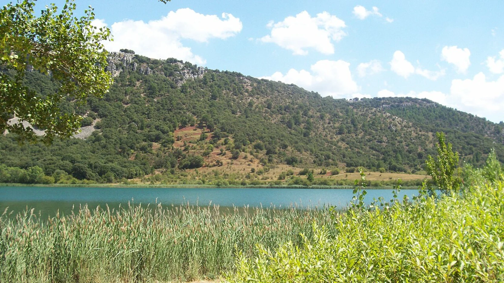 Agua salada de dos tonos en la Laguna del Tobar