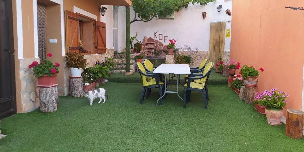 Patio ajardinado de Luz de Carboneras con mesa, sillas y flores