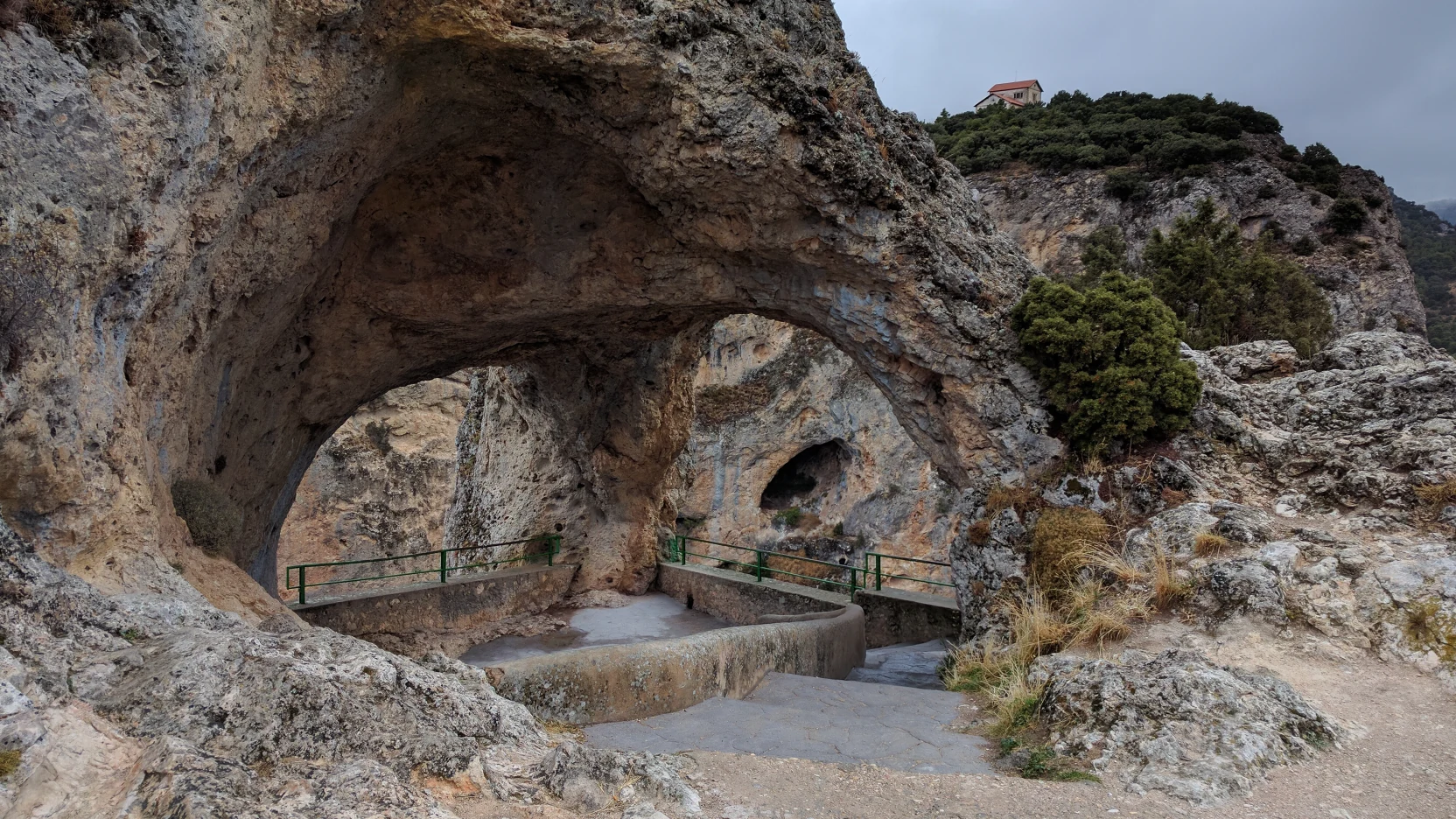 Ventana de roca abierta sobre el cañón del Júcar