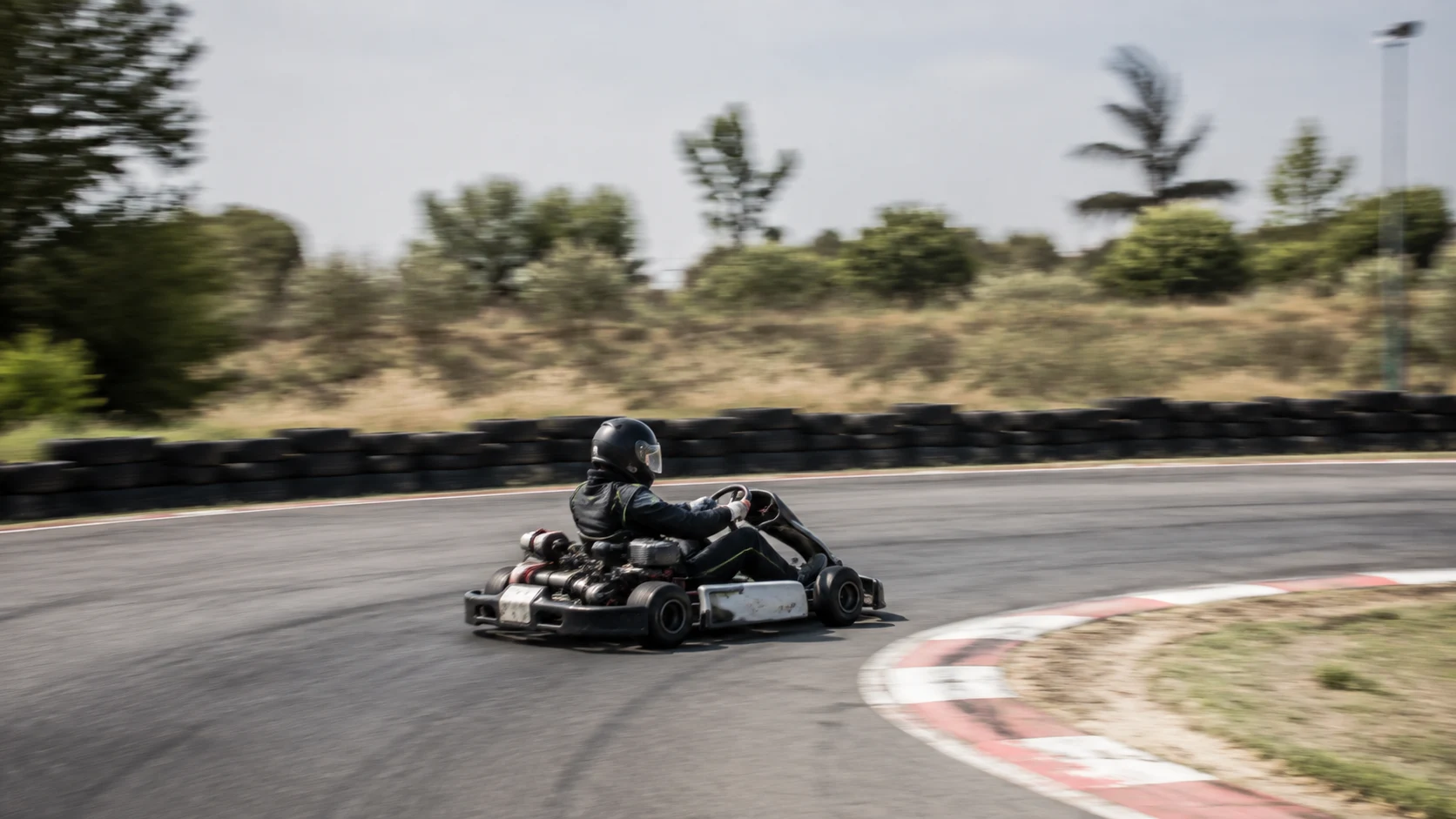 Karting en Cuenca: kart trazando una curva sobre asfalto con marcas de goma
