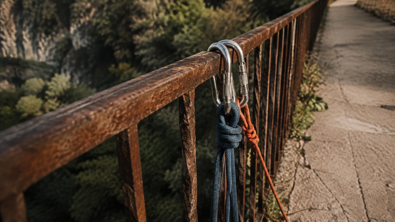 Puenting en Cuenca: cuerdas y mosquetones tensados sobre la barandilla de un puente