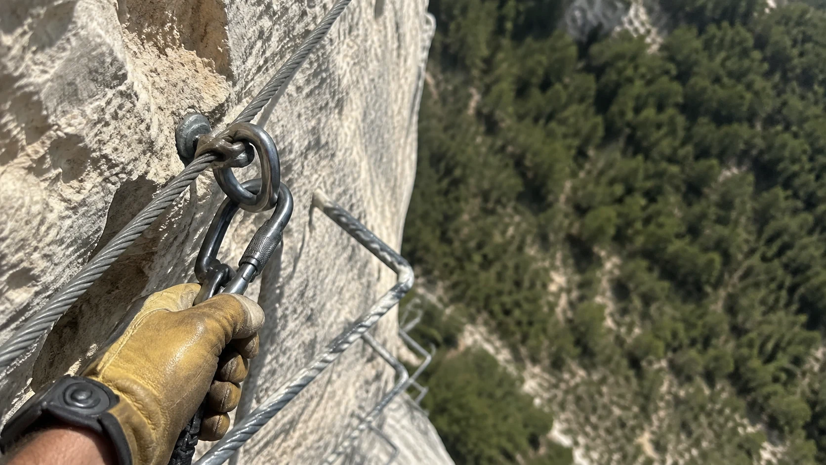 Vías ferratas en Cuenca: peldaños de acero y cable de vida anclados a la roca caliza